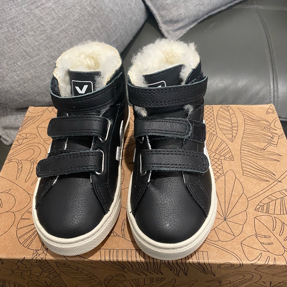 Small v-10 MID fur suede eur 28 New